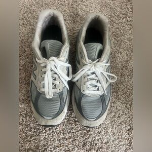 New Balance 990v4 Women Size 10